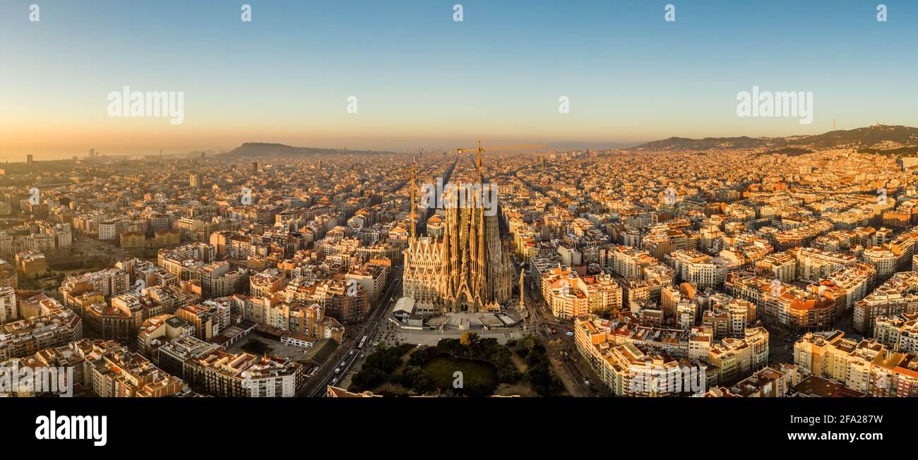 Tir de drone panoramique aérien du centre-ville de Barcelone au lever du soleil heure d'or en Espagne en hiver Banque D'Images