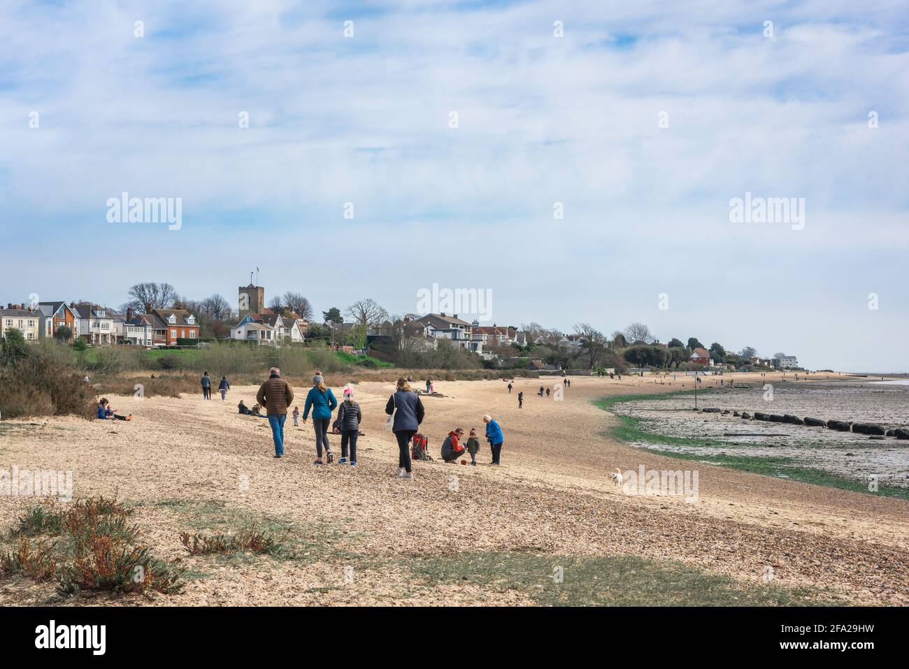 Mersea Essex UK, vue sur les personnes marchant sur la plage à West Mersea, Mersea Island, Essex UK Banque D'Images