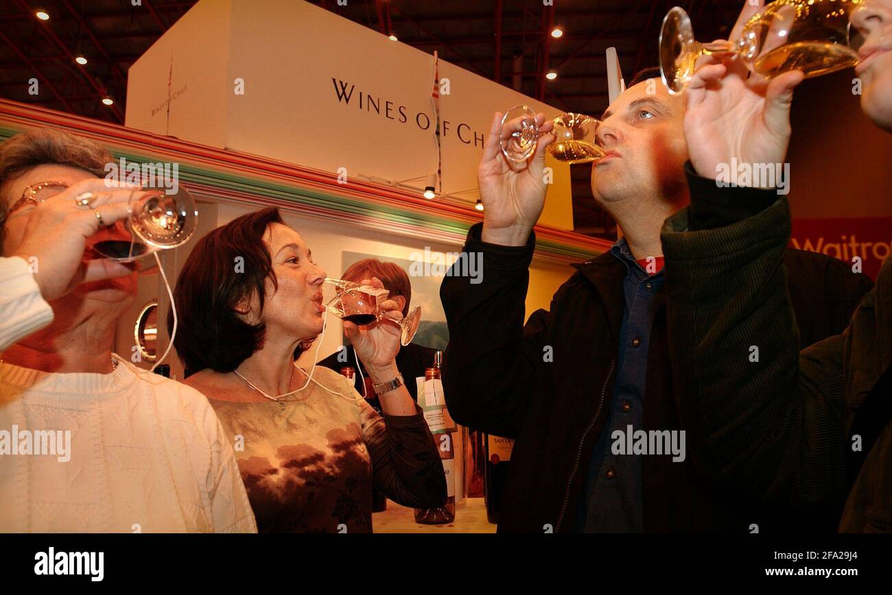 DÉGUSTATION DE VINS AU GOOD FOOD SHOW, EARLS CT.LONDON.10/12/04 PILSTON. Banque D'Images DÉGUSTATION DE VINS AU GOOD FOOD SHOW, EARLS CT.LONDON.10/12/04 PILSTON. Banque D'Images