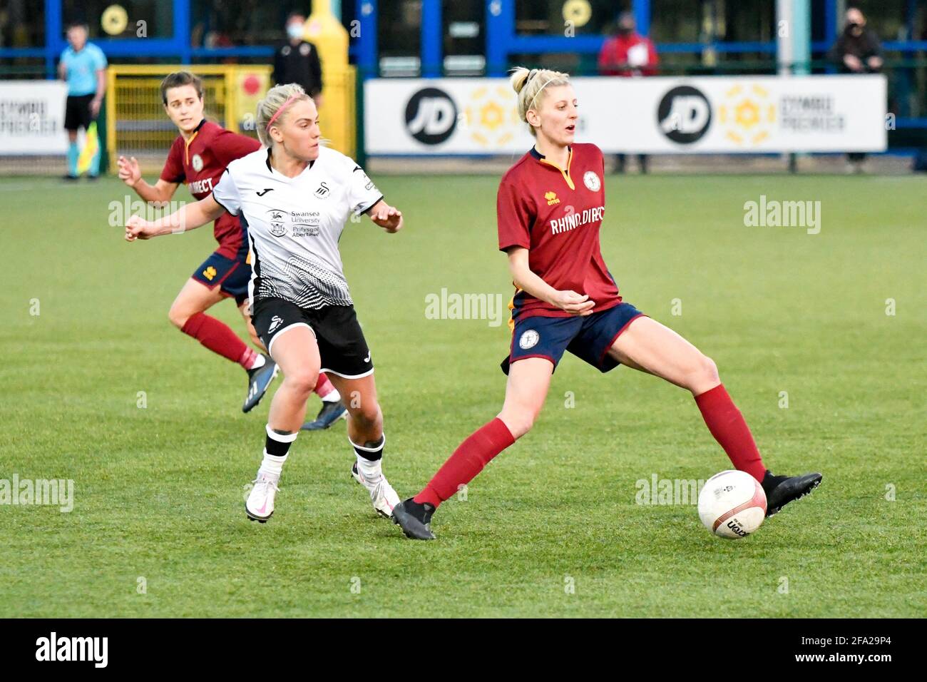 Cardiff, Royaume-Uni. 21 avril 2021. Shannon Evans de Cardiff met Women protège le ballon des femmes Ellie Lake de Swansea City Dames lors du match de la première Ligue des femmes galloises entre Cardiff met Women et Swansea City Dames au Cyncoed Campus à Cardiff, pays de Galles, Royaume-Uni, le 21 avril 2021. Crédit : Duncan Thomas/Majestic Media/Alay Live News. Banque D'Images