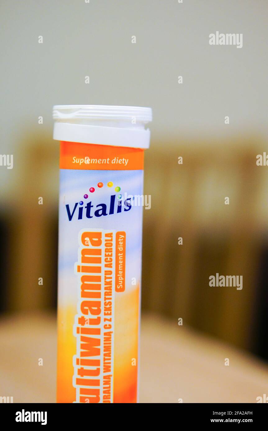 POZNAN, POLOGNE - 26 janvier 2016 : vitamines Vitalis avec saveur de fruits  dans un tube Photo Stock - Alamy