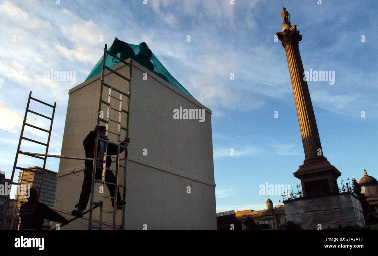 UNE STATUE DE CHARLES 1 À TRAFALGAR SQ, EST MONTÉ À BORD POUR LA SAINT-SYLVESTRE.30/12/04 PILSTON Banque D'Images UNE STATUE DE CHARLES 1 À TRAFALGAR SQ, EST MONTÉ À BORD POUR LA SAINT-SYLVESTRE.30/12/04 PILSTON Banque D'Images
