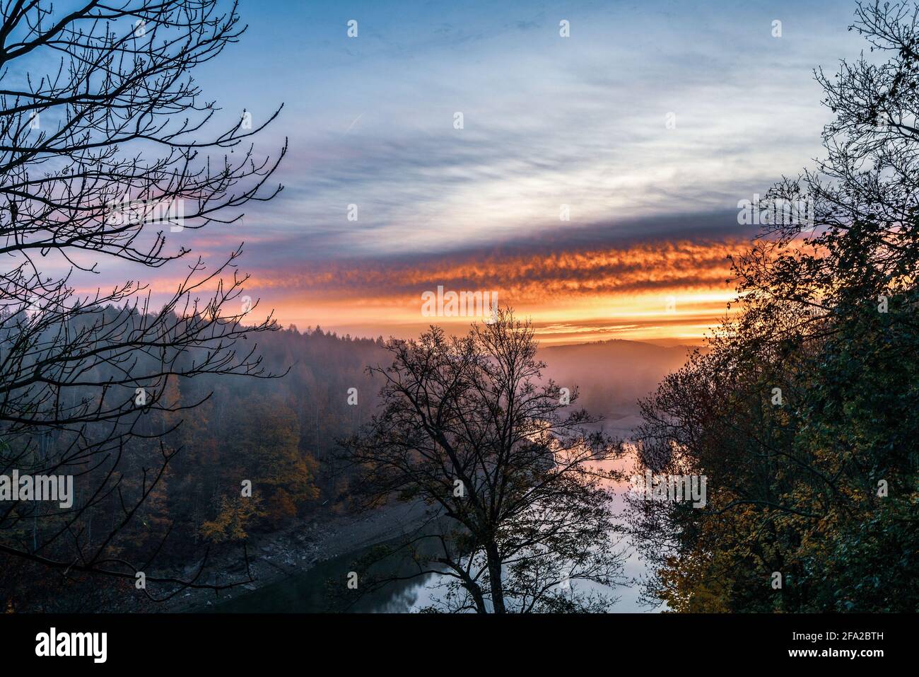 Lever de soleil sur le lac Leśniańskie en Pologne. Banque D'Images