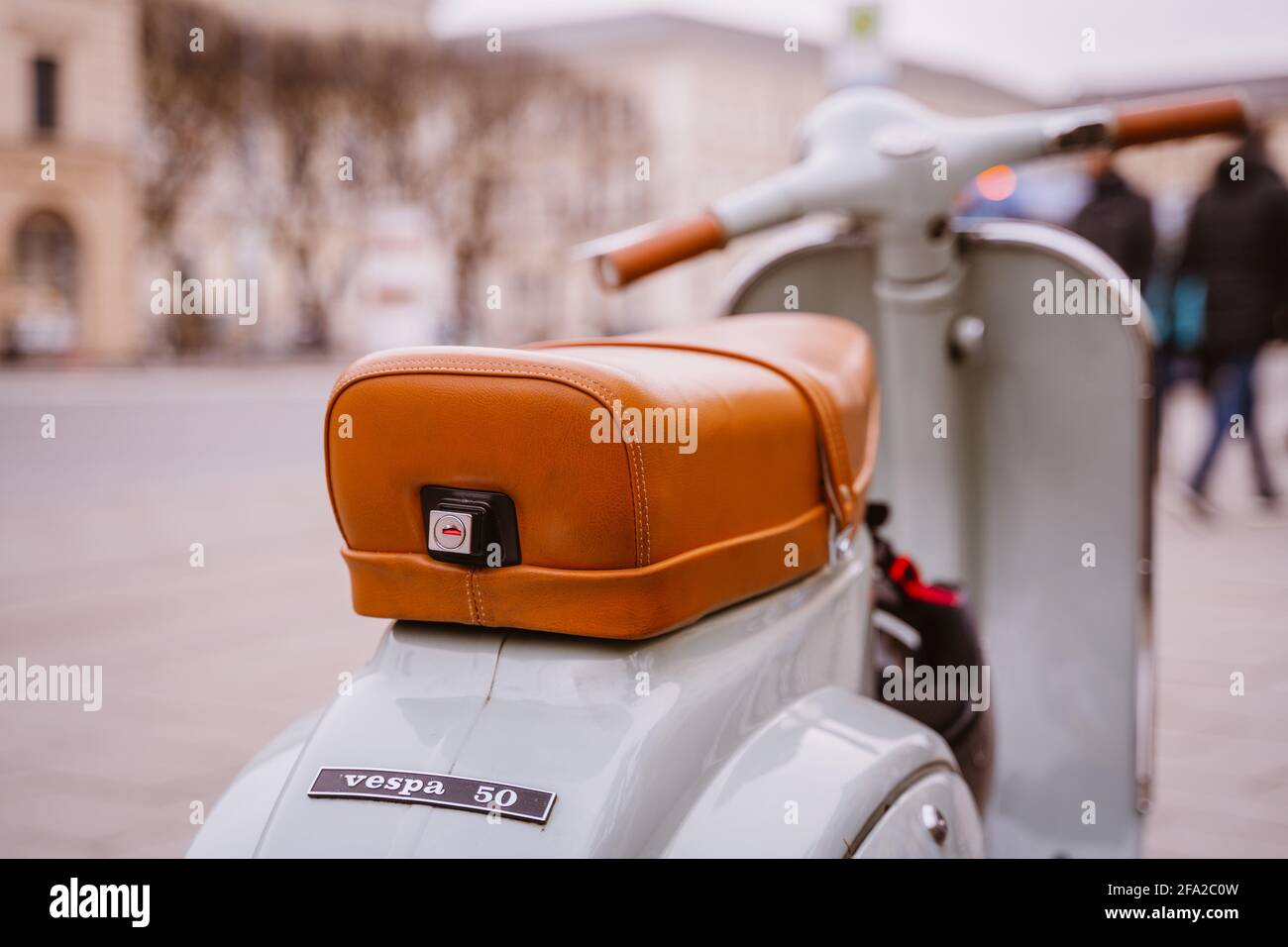 Bleu classique vespa 50 avec siège en cuir marron dans la ville de Munich, Bavière, Allemagne. Le scooter est connu pour la liberté, les vacances, la nostalgie. Banque D'Images