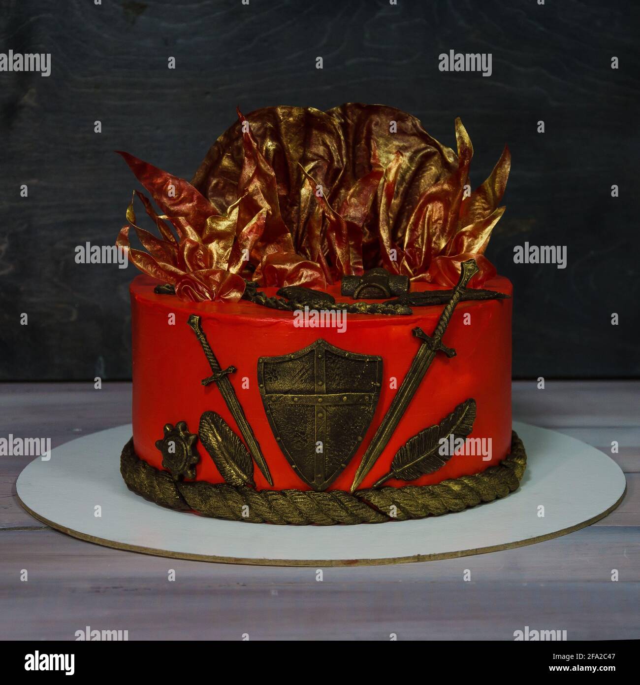 Fantastique Rouge Jeu De Thrones Gateau Avec Decoration Doree Photo Stock Alamy