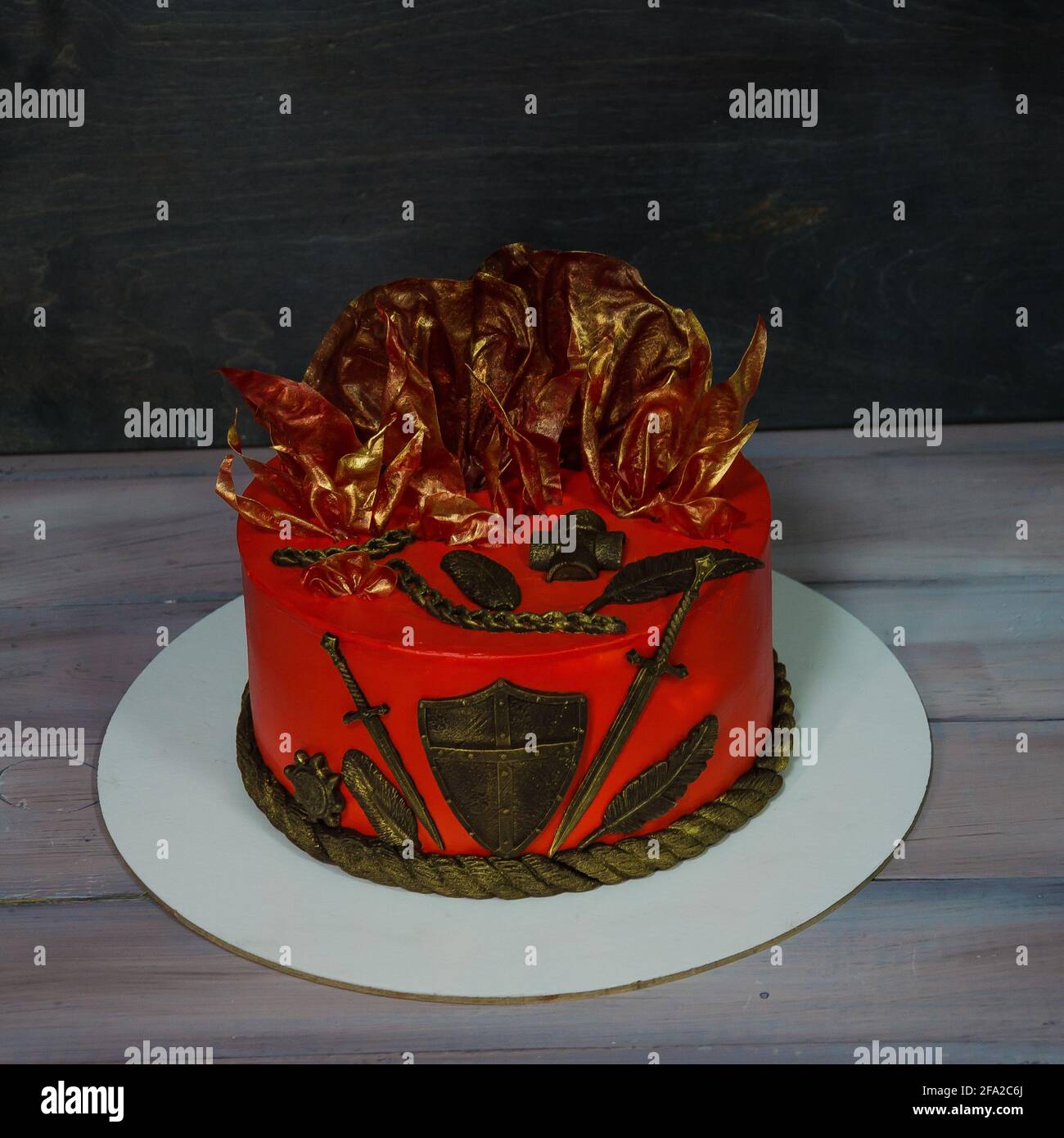 Fantastique Rouge Jeu De Thrones Gateau Avec Decoration Doree Photo Stock Alamy