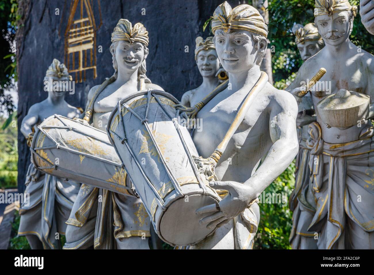 Statues de musiciens balinais en costumes traditionnels. Bali, Indonésie. Banque D'Images