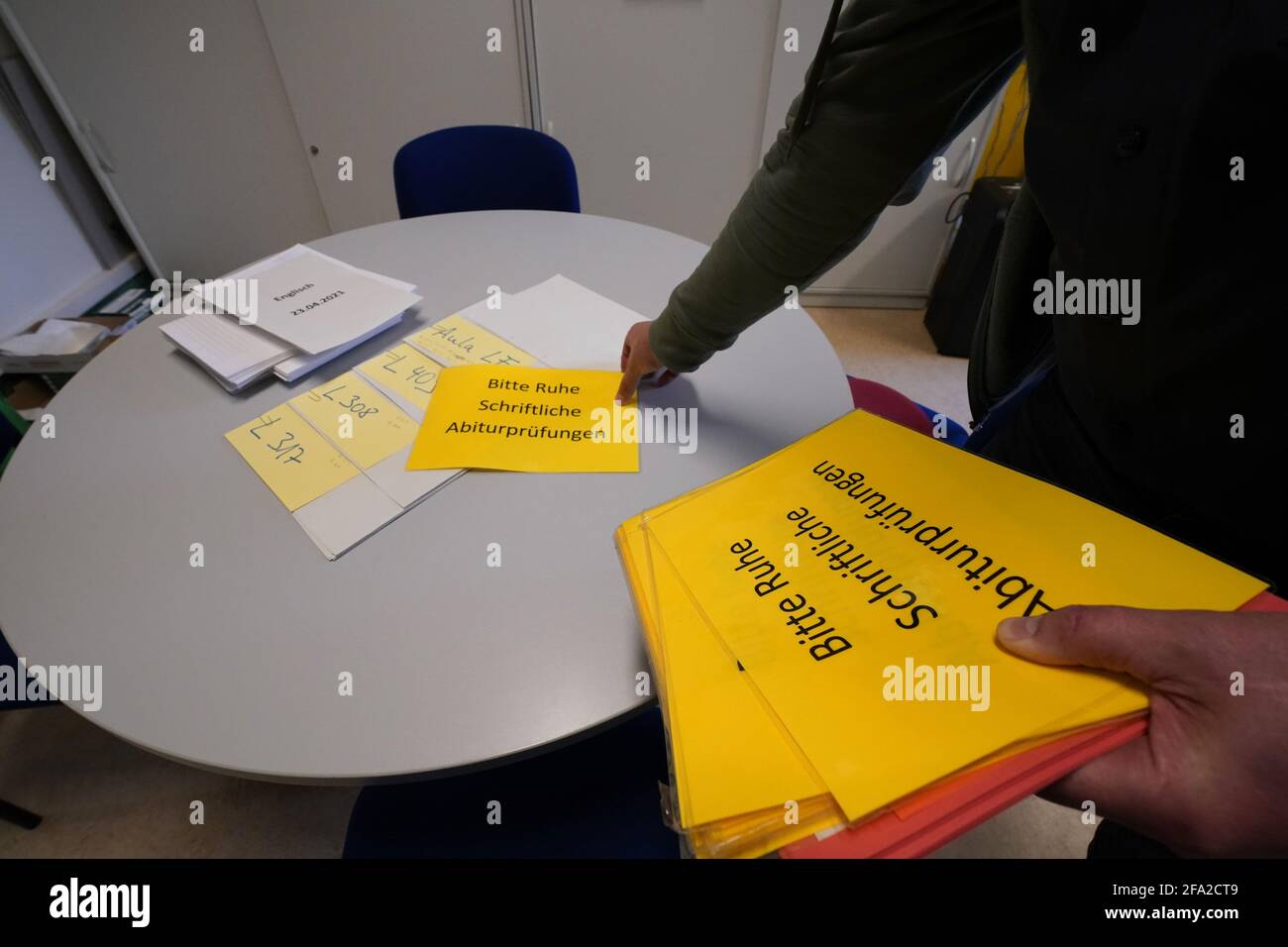 22 avril 2021, Hambourg: Le professeur Jan-Peter Lipski se prépare aux examens Abitur dans un bureau de l'école du district de Helmuth Hübener sur le site de Langenfort. Avec les examens en anglais, les examens écrits Abitur de la classe de 2021 commencent vendredi. C'est déjà la deuxième classe dans la crise de Corona. Photo: Marcus Brandt/dpa Banque D'Images