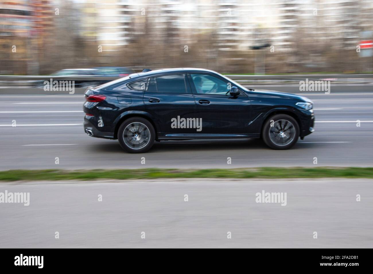 Ukraine, Kiev - 6 avril 2021 : la voiture noire FAW Bestorn X80 se déplace dans la rue. Éditorial Banque D'Images