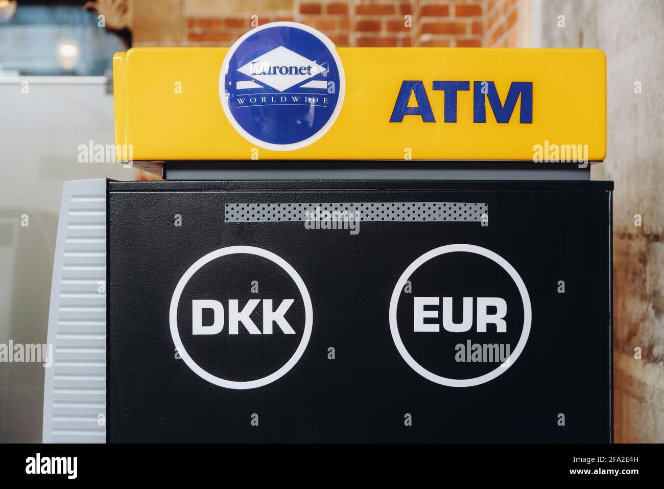 Copenhague, Danemark - 14 septembre 2019. Le distributeur automatique de billets Euronet situé à la gare centrale de Copenhague propose des couronnes danoises et de l'euro. Banque D'Images