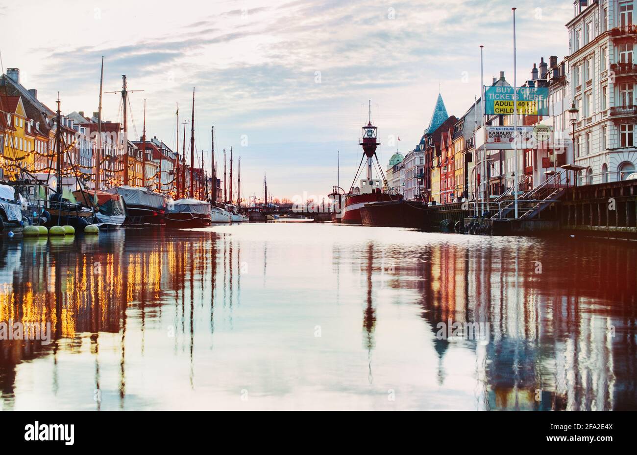 Copenhague, Danemark - 21 décembre 2017. Le canal de Nyhavn est l'endroit le plus attrayant pour les touristes et les habitants de Copenhague décorés pour les Christhmas Banque D'Images