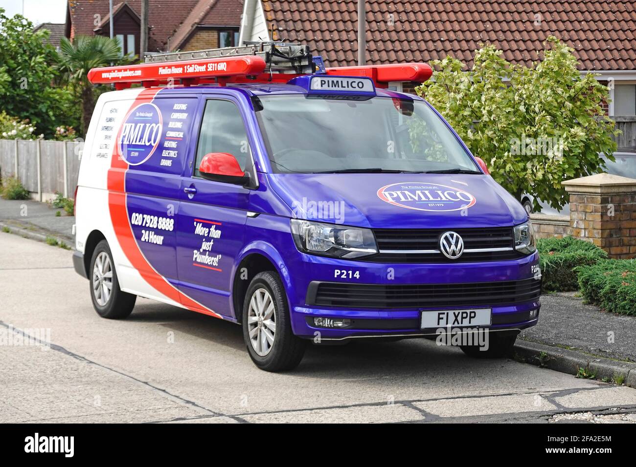 Pimlico plombers Group service business van à l'extérieur des graphiques de véhicule de maison Société de publicité services de soins pour l'entretien de la propriété travail Angleterre Royaume-Uni Banque D'Images