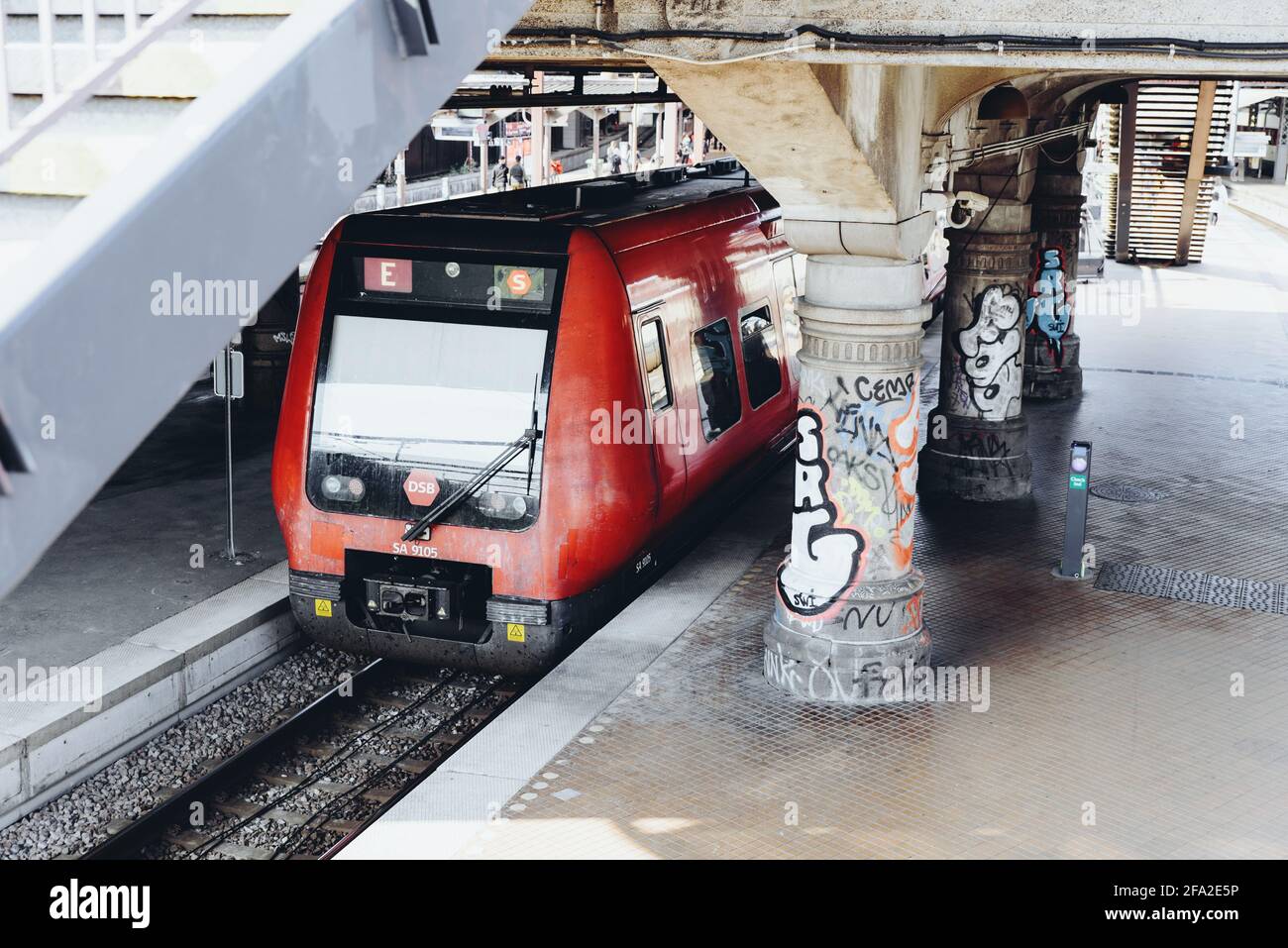 Copenhague, 14 septembre 2020 - Gare centrale de Copenhague, métro rouge exploité par la société DSB à la plate-forme. Les gens qui attendent le public Banque D'Images