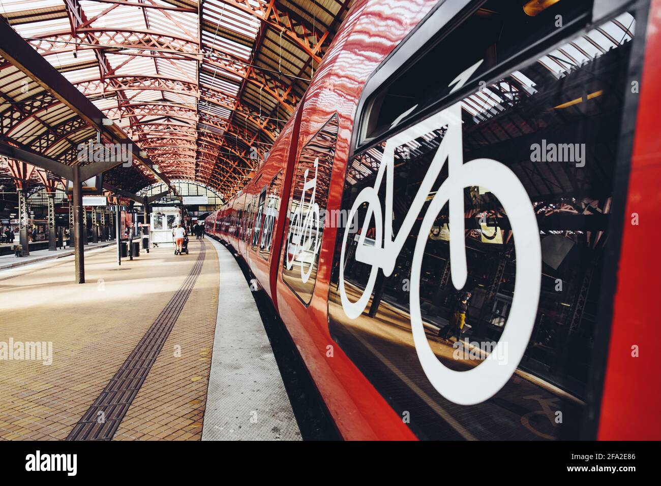 Copenhague, 14 septembre 2020 - Gare centrale de Copenhague, métro rouge exploité par la société DSB à la plate-forme. Panneau vélo sur une station de métro Banque D'Images