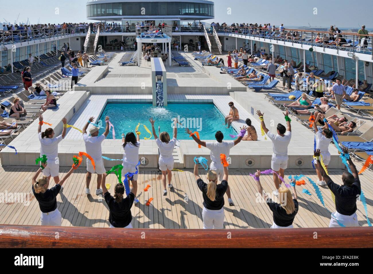 Vue sur la terrasse de la piscine sur le paquebot de croisière Costa Classica propose une équipe de divertissement qui encourage l'exercice en restant active Départ des Émirats arabes Unis de Dubaï Banque D'Images