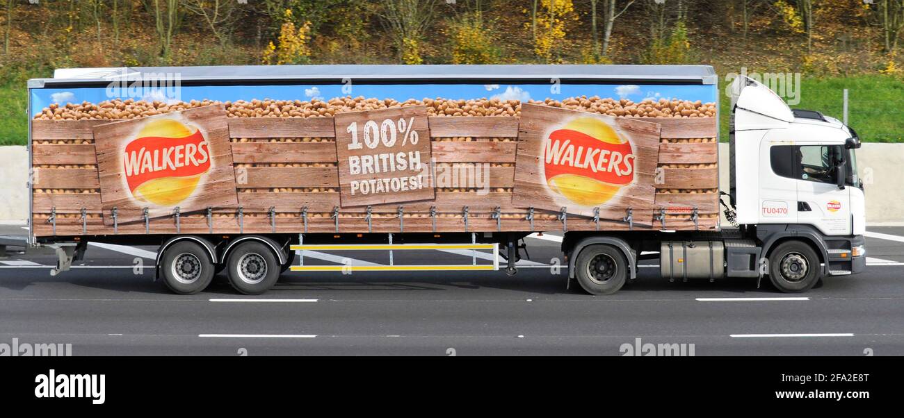 Vue latérale pommes de terre Walkers snack nourriture croustillante faire de la publicité d'affaires logo de la marque sur remorque articulée et camion blanc Sur l'autoroute britannique Banque D'Images
