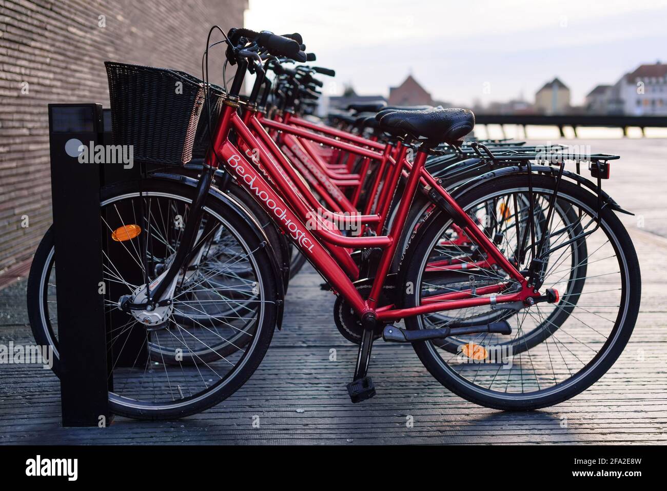 Copenhague, Danemark - 21 décembre 2017. Beaucoup de vélos touristiques avec panier aligné appartiennent à Bedwood Hostel à Copenhague Banque D'Images