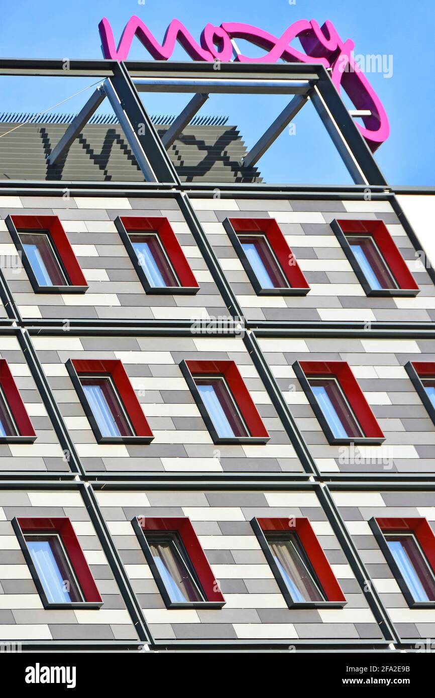 Moxy Hotel bâtiment moderne une propriété de marque d'affaires de Marriot Panneau international Windows Hotels près de la station Stratford Newham East London Angleterre Royaume-Uni Banque D'Images Moxy Hotel bâtiment moderne une propriété de marque d'affaires de Marriot Panneau international Windows Hotels près de la station Stratford Newham East London Angleterre Royaume-Uni Banque D'Images