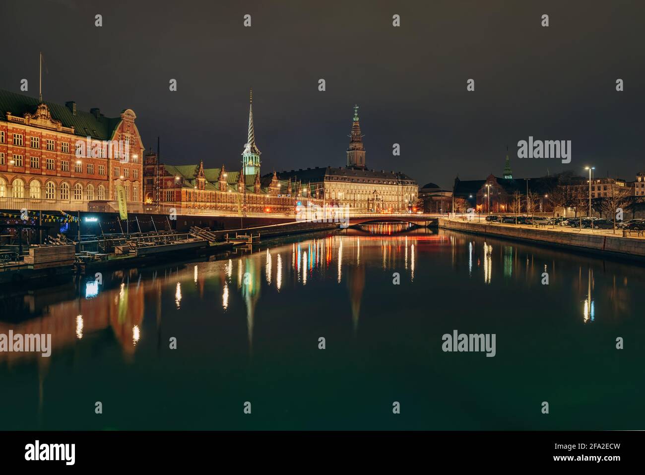 Copenhague, Danemark - 14 septembre 2020 : vue de nuit sur la maison de Brewhouse et le château de Christiansborg de Christian IV. Bâtiments historiques près du canal à Copen Banque D'Images