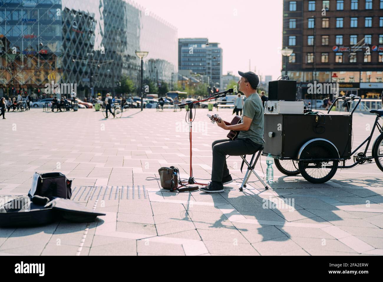 Copenhague, Danemark - 14 septembre 2019. Un musicien de rue joue de la guitare dans le centre-ville de Copenhague, à côté de l'hôtel de ville. Banque D'Images