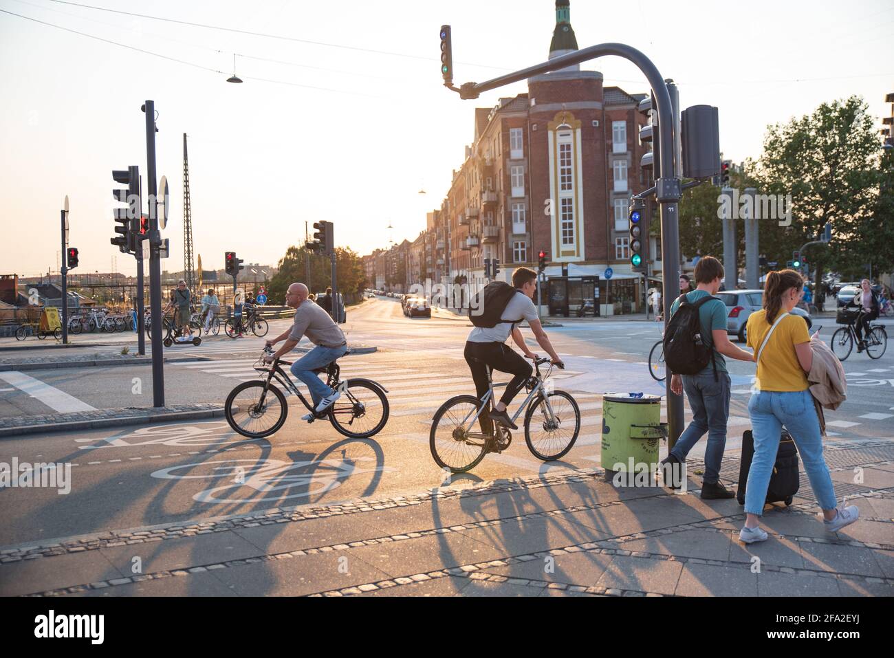 Copenhague, Danemark - 14 septembre 2020. Cyclistes et passants à l'intersection de Copenhague. Cyclisme au Danemark. Banque D'Images