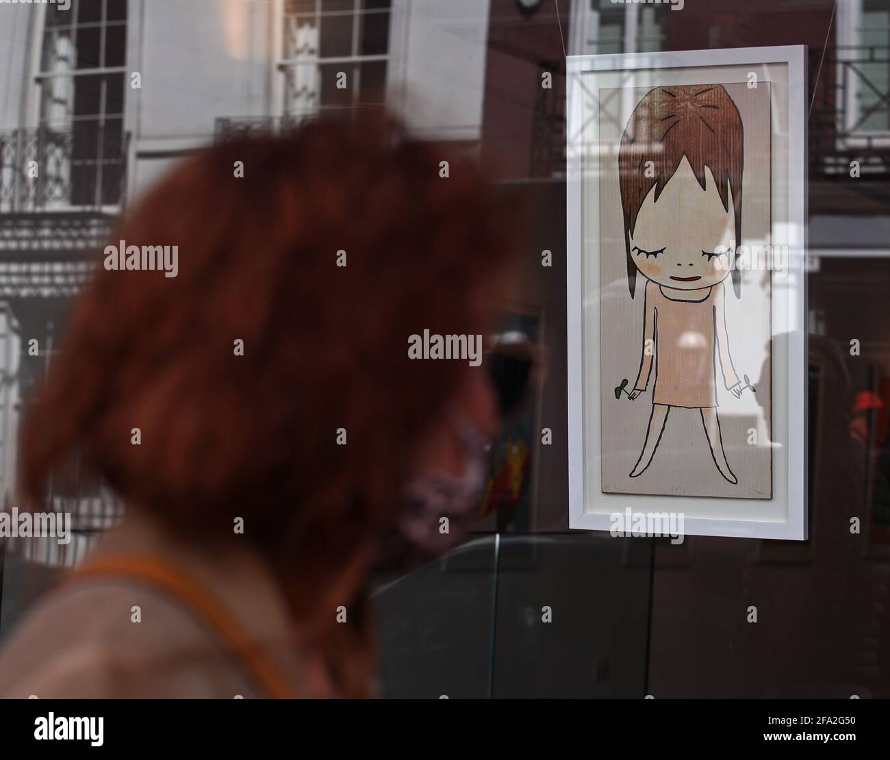 Pousses en main, par l'artiste Yoshitomo Nara, prix de 100,000 USD, exposées lors du lancement du portfolio d'art à puce bleue ARTCELS à la galerie House of Fine Art (HOFA) dans le centre de Londres. Le portefeuille art offrira une propriété basée sur des actions à l'aide de jetons non fongibles (NFTS) - des jetons numériques liés à des actifs qui peuvent être achetés, vendus et échangés. Date de la photo : jeudi 22 avril 2021. Banque D'Images