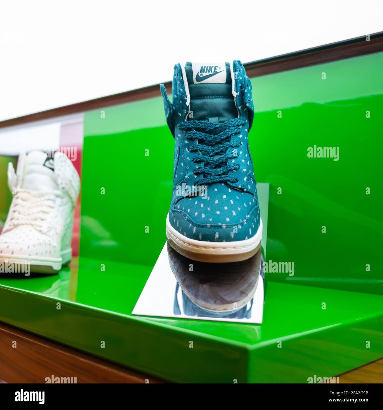 Dubaï, Émirats arabes Unis - 31 mai 2013. Une étagère avec des chaussures  Nike couleur outremer dans le Dubai Mall à Dubaï, Émirats arabes Unis Photo  Stock - Alamy