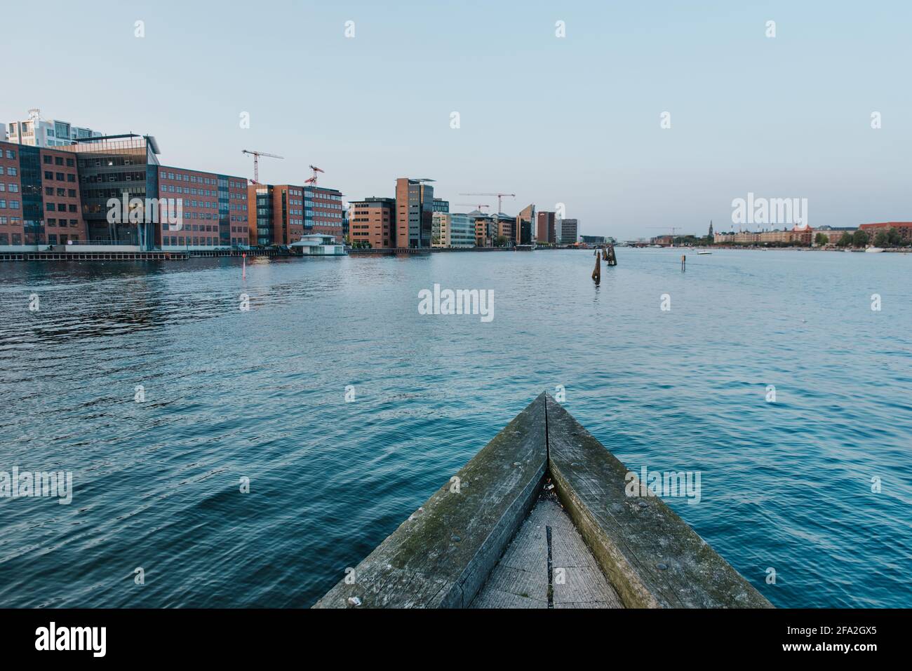 Copenhague, Danemark - 14 septembre 2020. Un bord d'un quai dans la région de Vesterbro Kongens Enghait vue sur le canal dans le centre-ville de Copenhague. Banque D'Images