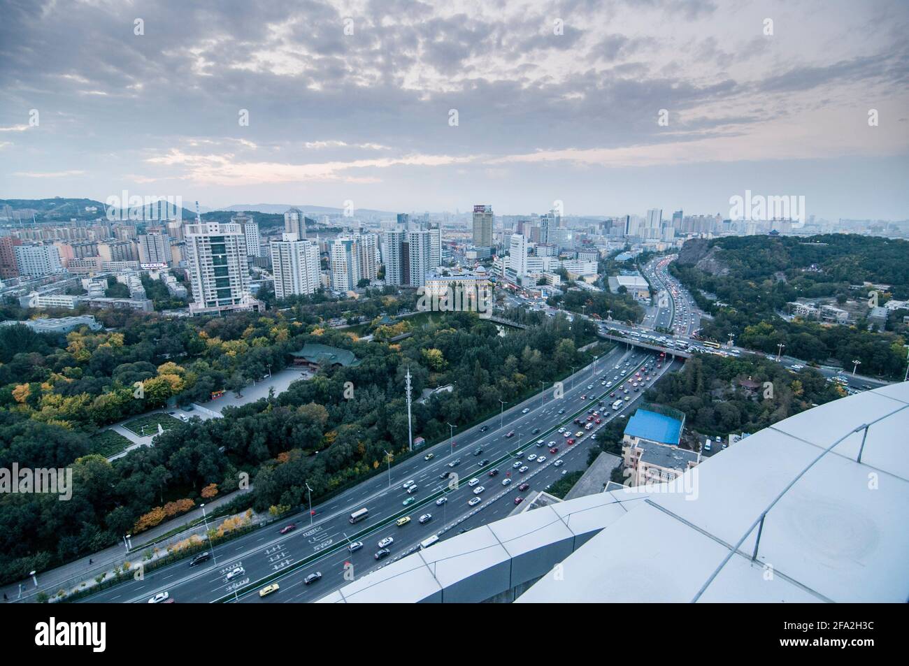 Vue aérienne de la ligne d'horizon avec des bureaux, des immeubles résidentiels de haute hauteur et des gratte-ciels du quartier central de Jiefang à Urumqi dans Xinjiang, Chine, RPC. © Time-snapshots Banque D'Images