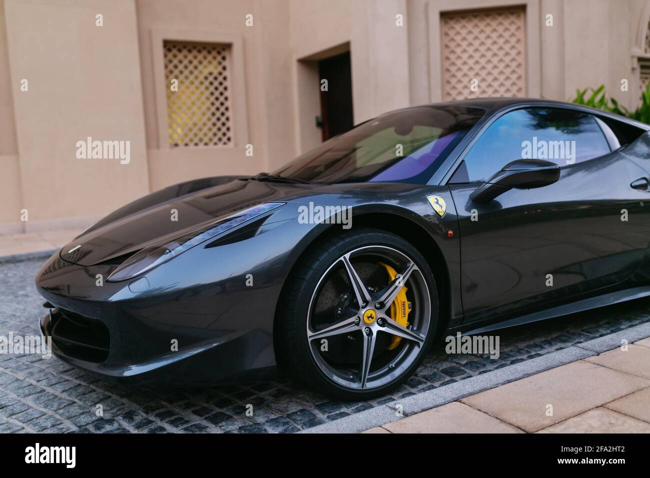 Dubaï, Émirats arabes Unis - 16 novembre 2013. Ferrari garée au centre commercial de Dubaï. Banque D'Images