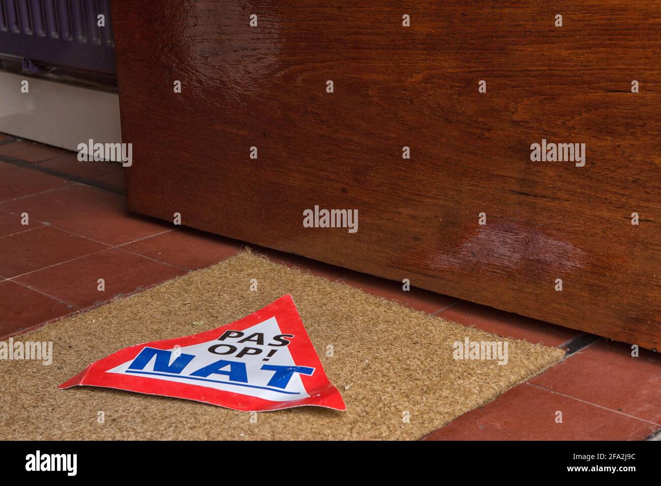 Affiche de peinture humide sur le tapis près de la porte peinte Banque D'Images