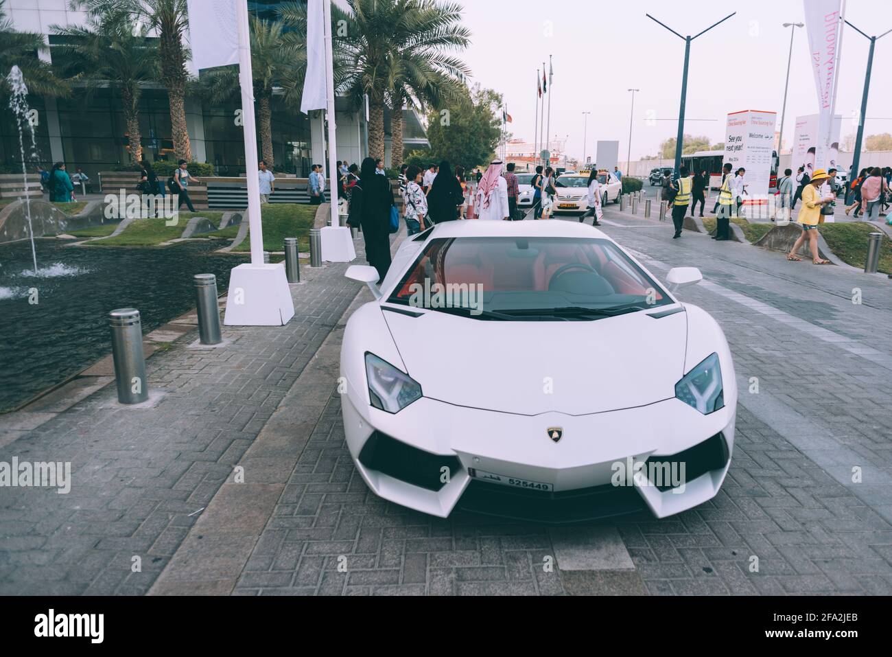 Dubaï, Émirats arabes Unis - 28 mai 2013. Blanc Lamborghini Aventador garé  dans la rue de Dubaï Photo Stock - Alamy