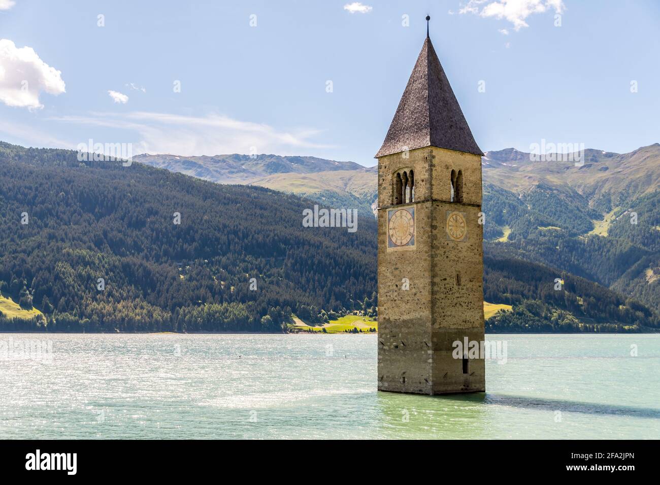 Tour de clocher submergé de Curon à Graun im Vinschgau sur le lac de Reschen (Lago di Resia) dans le Tyrol du Sud, Alto Adige, Südtirol, Italie. Dans la vallée de Venosta, VI Banque D'Images