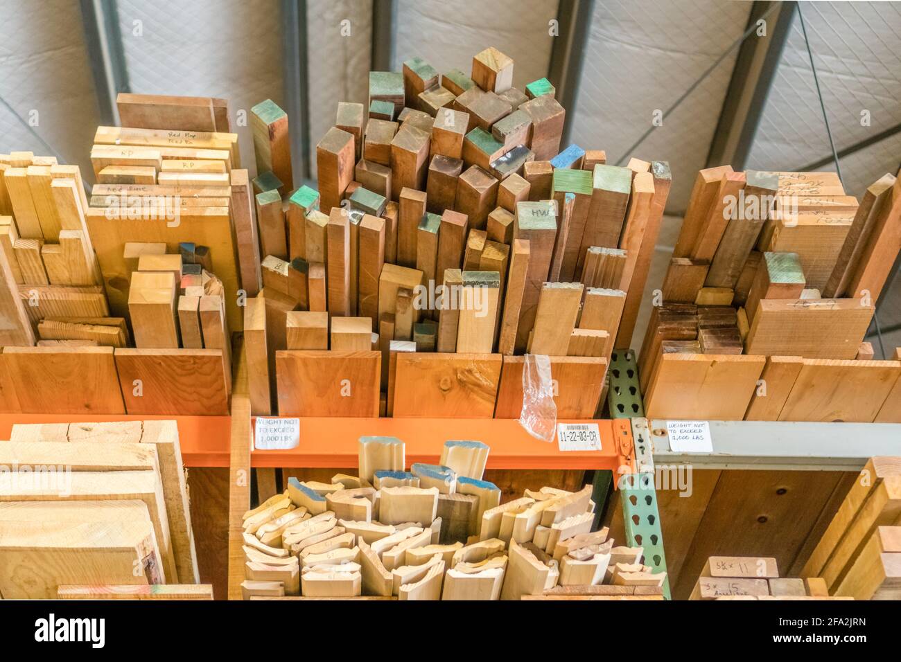 Kingston, NH, US-12 mars 2021 : piles de bois d'œuvre sur un rack à vendre aux consommateurs dans une entreprise de vente au détail de bois d'œuvre Banque D'Images