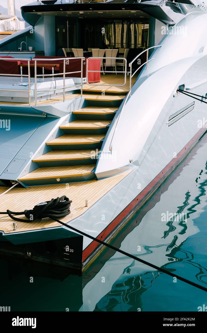 Vue latérale d'un chalut de poupe de beau blanc moteur yacht amarré à la jetée Banque D'Images