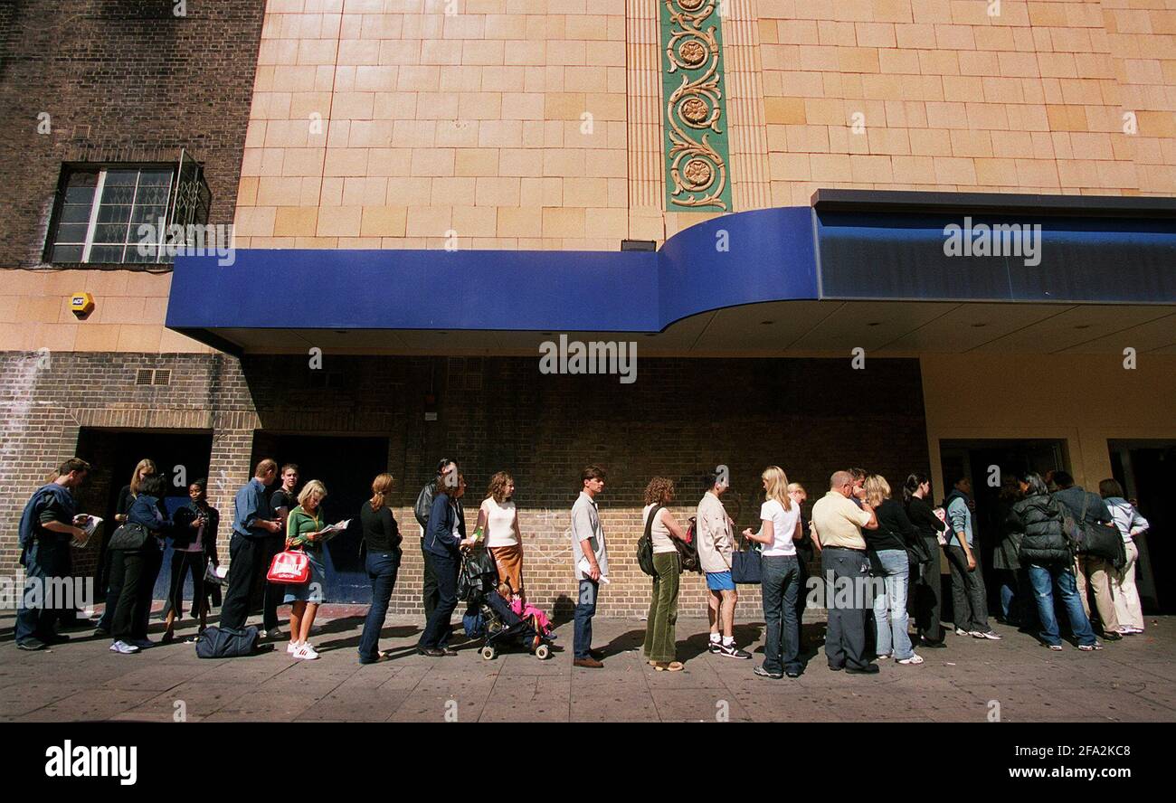 hopefuls quing fro bbc auditions à holloway odeon. 4/9/01 pilston Banque D'Images