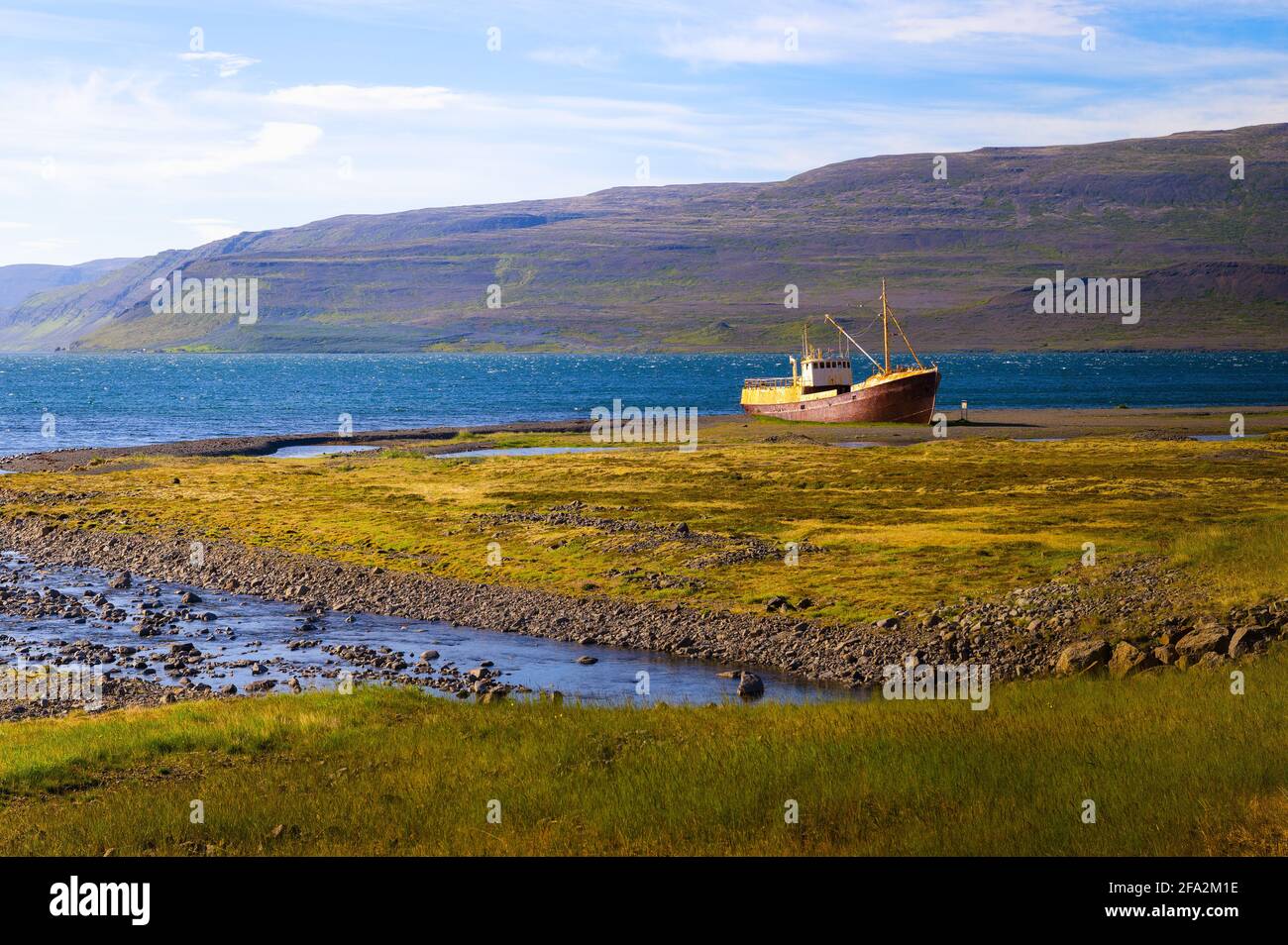 Un vieux navire épave sur la côte nord de l'Islande Dans la région de Westfjords Banque D'Images