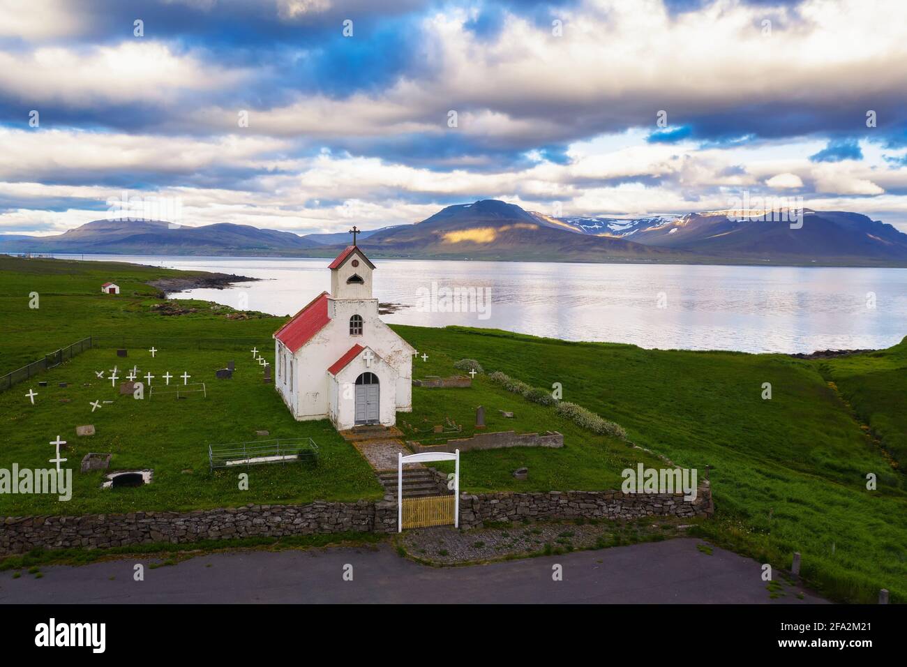 Vue aérienne de l'église Innra-Holmskirkja avec un cimetière en Islande Banque D'Images