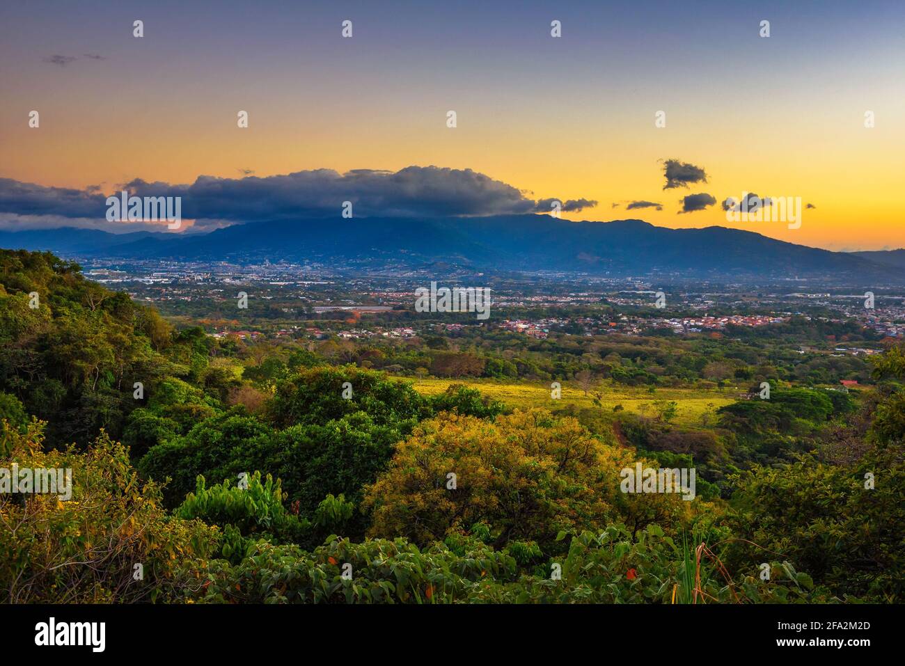 Coucher de soleil au-dessus de la vallée centrale de San Jose à Costa Rica Banque D'Images