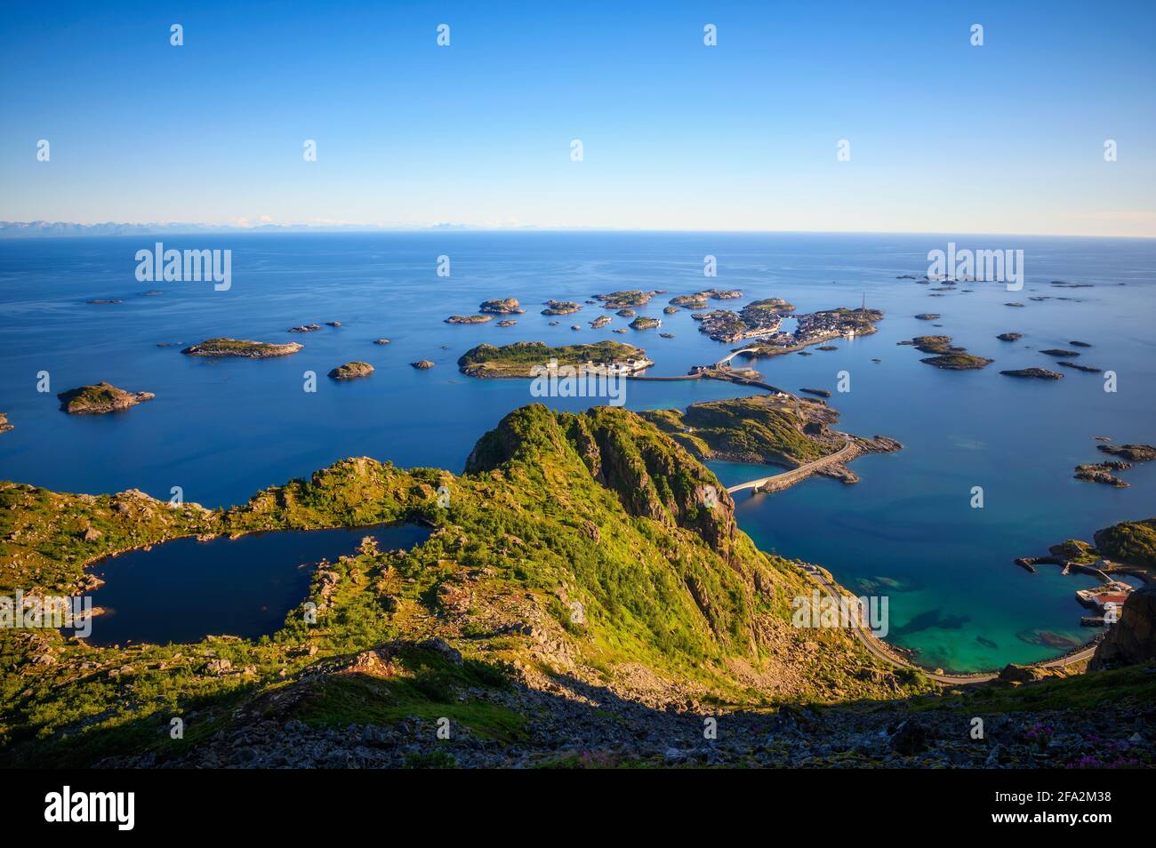 Village de Henningsvaer vu du mont Festvagtinden sur les îles Lofoten, Norvège Banque D'Images