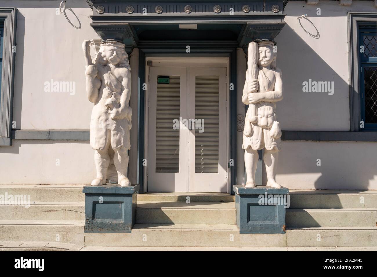Norwich City Tombland Samson et Hercules de grandes statues sur une entrée d'un bâtiment était autrefois une boîte de nuit. Banque D'Images