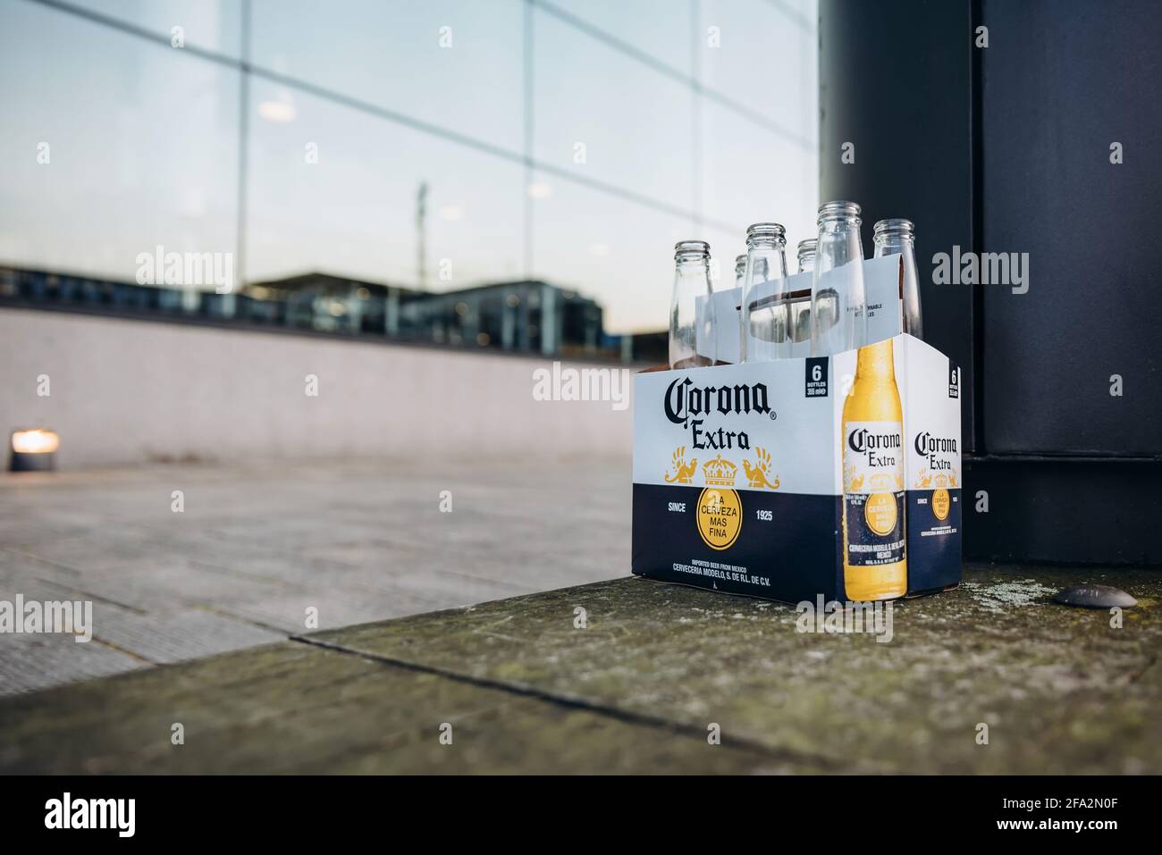 Copenhague, Danemark - 14 septembre 2020. Six bouteilles vides de bière Corona extra dans une boîte en papier dans la rue de Copenhague. Banque D'Images