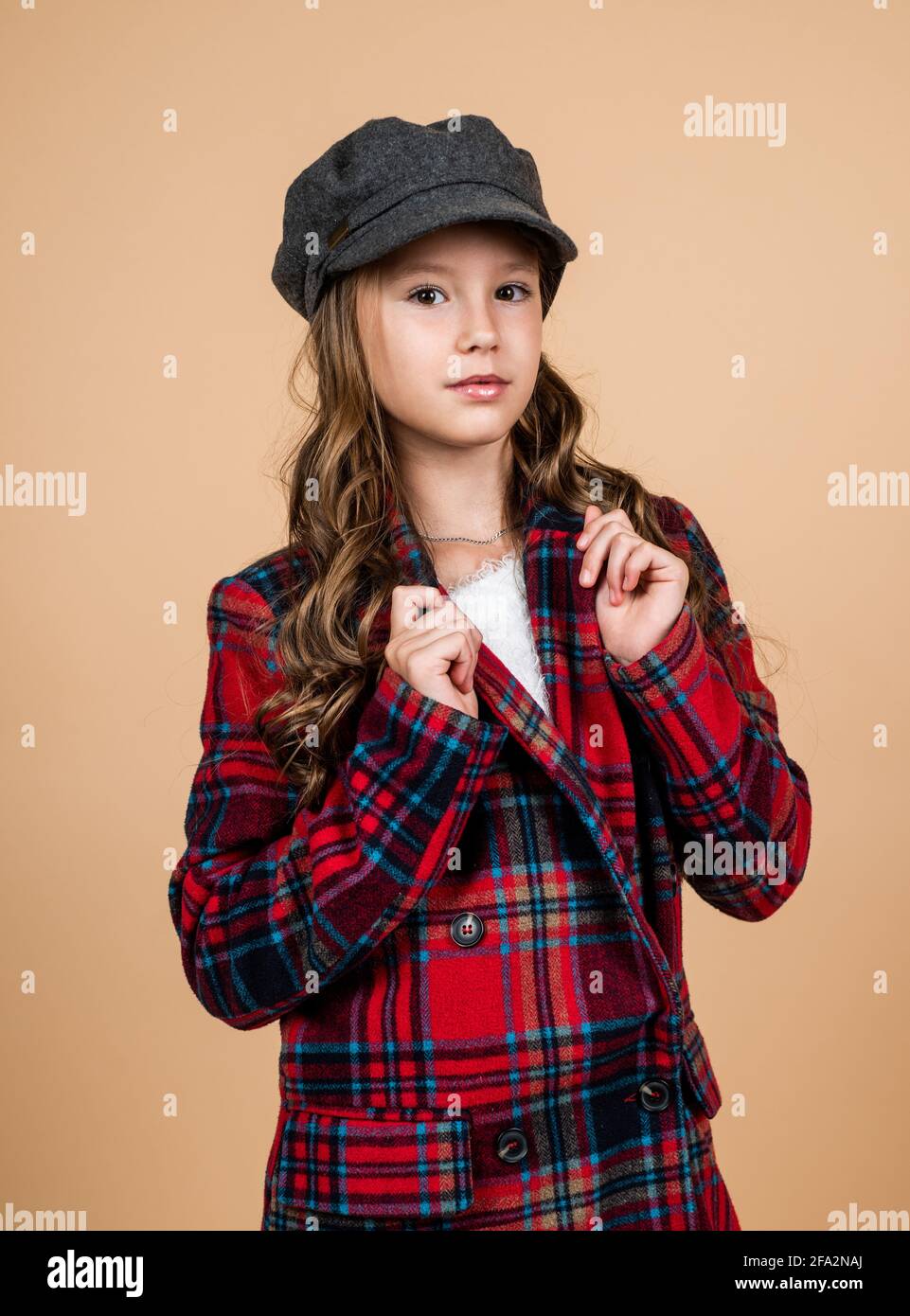 enfant en casquette avec style coiffure porter veste à carreaux, enfance  Photo Stock - Alamy