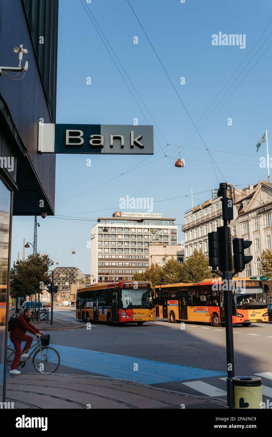 Copenhague, Danemark - 14 septembre 2020. Le logo Danske Bank est affiché dans la rue, à côté de Jyske Bank, Arbejdernes Landsbank et Grand Hotel à COP Banque D'Images