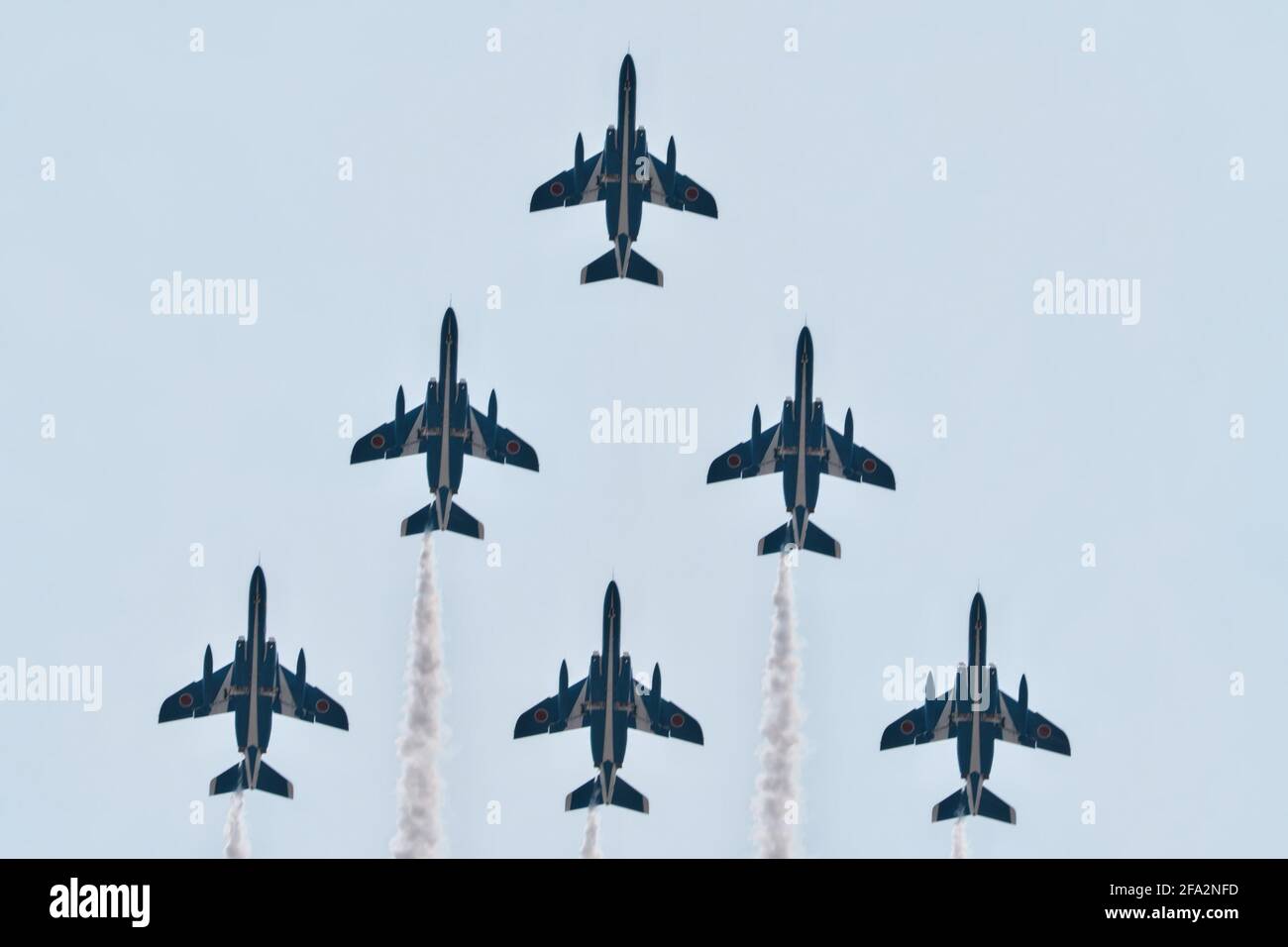 Tonami, Japon. 22 avril 2021. L'équipe de démonstration acrobatique « Blue Impulse » de la Force aérienne japonaise d'autodéfense vole pendant la cérémonie d'ouverture de la 70e Foire des tulipes de Tonami au Parc des tulipes de Tonami à Tonami, préfecture de Toyama, Japon, le jeudi 22 avril 2021. L'impulsion bleue a joué pour la première fois en un an. Photo par Keizo Mori/UPI crédit: UPI/Alay Live News Banque D'Images