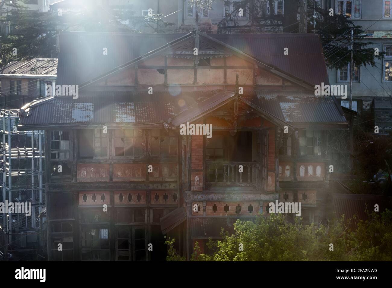 Maisons de la ville de Shimla du XVIIIe siècle - signes de destruction de l'ancienne capitale estivale de l'ancienne Inde britannique. Contre-feu Banque D'Images