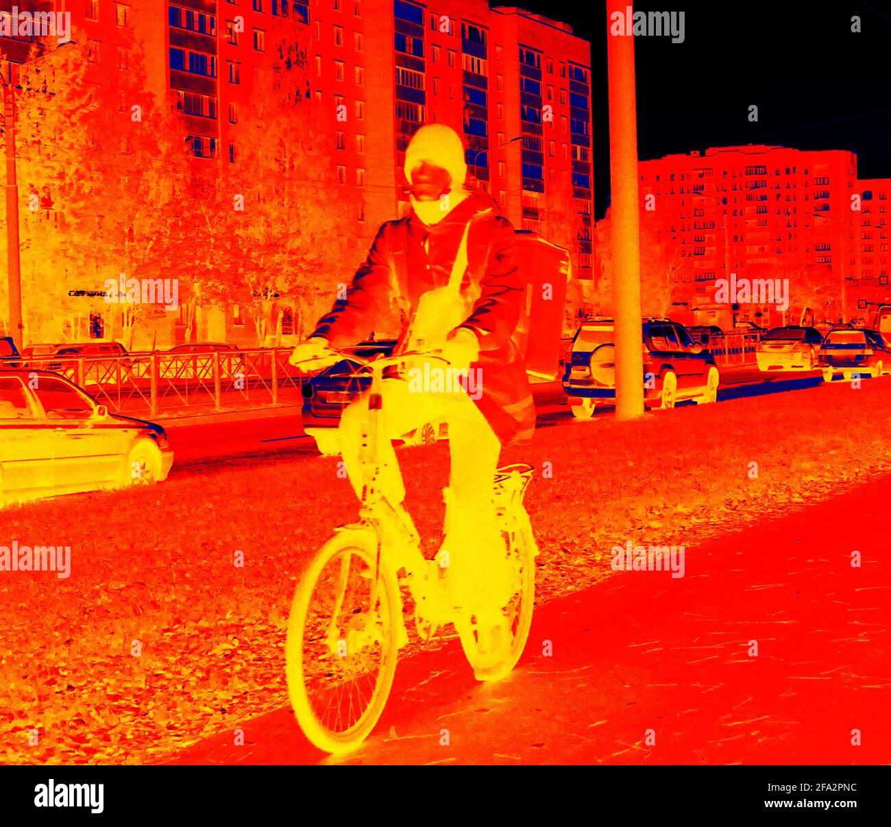 Caméra infrarouge haute technologie. Les gens et les rues sont tracés par  la distribution de température de la surface étudiée (jour et nuit).  Cycliste de jour nuageux Photo Stock - Alamy