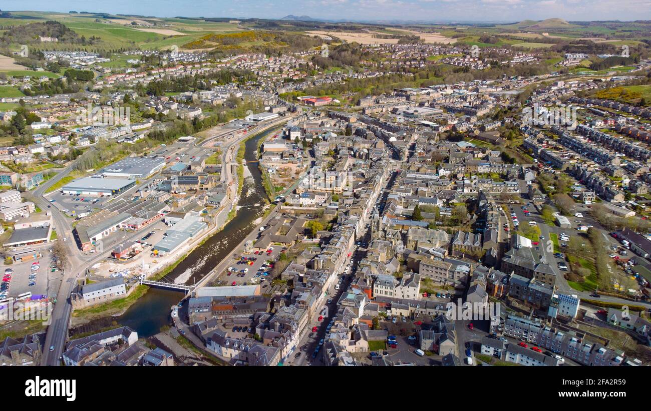 Vue aérienne de drone (classe C0) sur la ville de Hawick aux frontières écossaises, Écosse, Royaume-Uni Banque D'Images