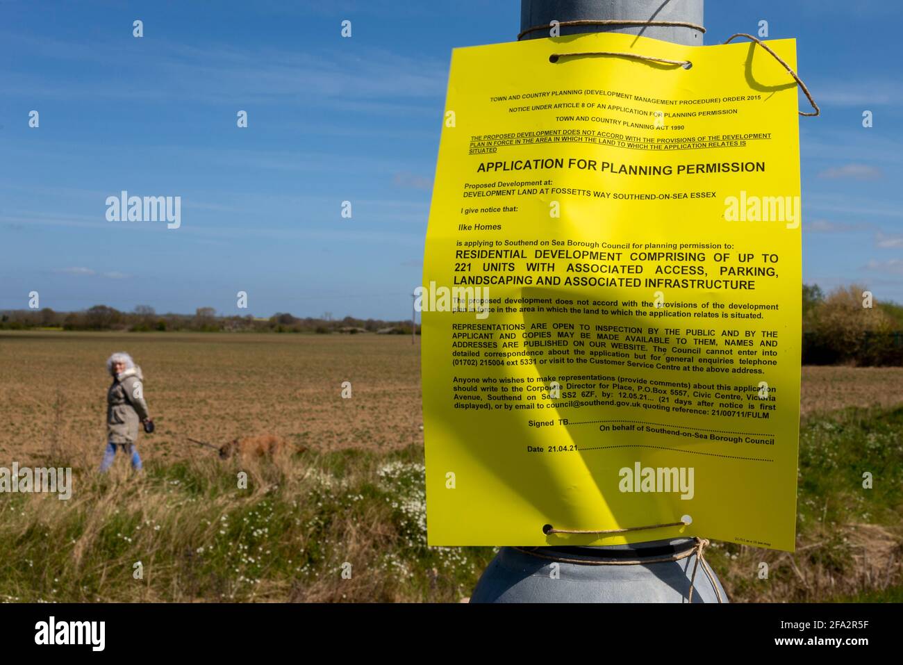 Fossetts Way, Southend on Sea, Essex, Royaume-Uni. 22 avril 2021. Le club de football de Southend Utd languit près du bas de la deuxième ligue et risque fortement de se reléguer au statut de non-ligue. Des messages de protestation RIP sont apparus à l'extérieur du pub Blue Boar, près de leur Roots Hall Ground, à l'intérieur duquel le club a été fondé en 1906. Les fans blâment le président Ron Martin pour avoir mis l'accent sur le développement de Roots Hall pour le logement vers un nouveau stade de développement à Fossetts Farm Fields au détriment de l'équipe. Une perte pour l'Orient ce samedi confirmerait la relégation. Application de planification pour le logement Banque D'Images