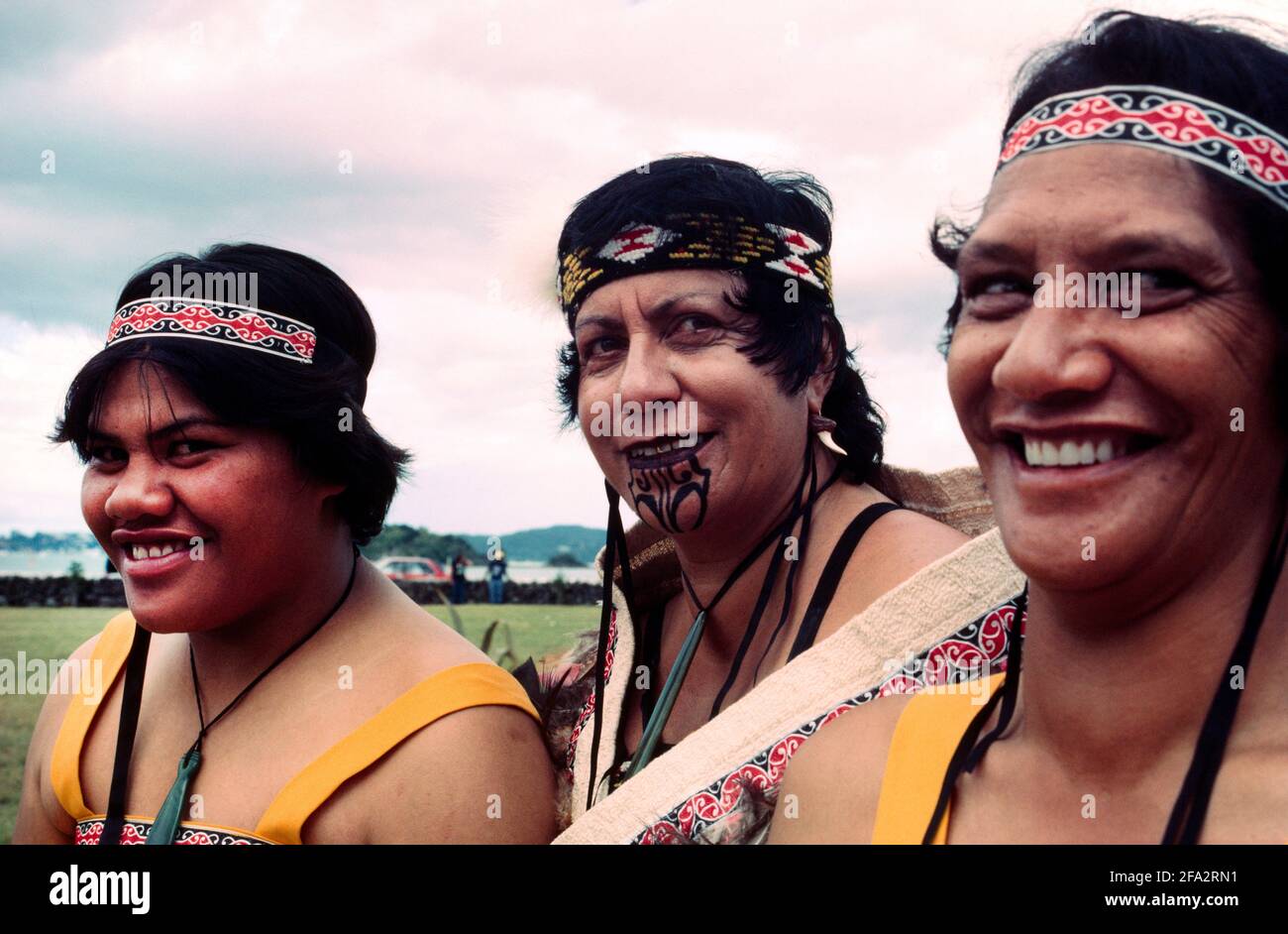 Femmes maoris de Nouvelle-Zélande portant des bandeaux Titare à Waitangi One Femme avec le Moko sur Chin Banque D'Images